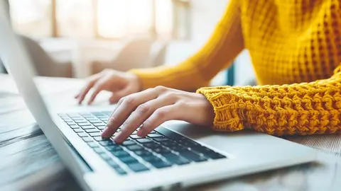 Mujer editando su curr&iacute;culum vitae