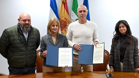 La alcaldesa, Mar&iacute;a Jos&eacute; Garc&iacute;a-Pleayo, firma el convenio de colaboraci&oacute;n con FEGADI