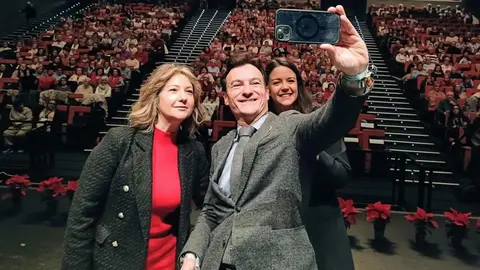 Maribel L&oacute;pez, Agust&iacute;n Gonz&aacute;lez y Mar&iacute;a Segovia se hacen un selfi con los mayores asistentes al homenaje