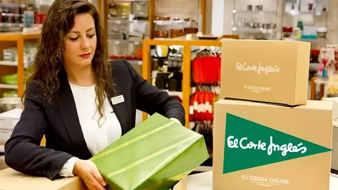 Trabajadora El Corte Ingl&eacute;s empaquetando regalos para Navidad