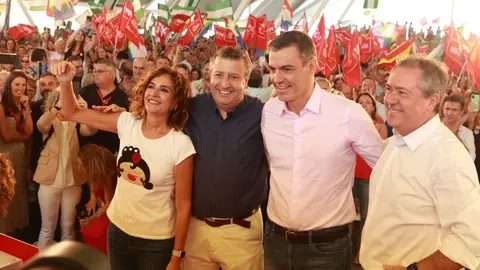 Mar&iacute;a Jes&uacute;s Montero, Javier Fern&aacute;ndez, Pedro S&aacute;nchez y Juan Espadas, en un mitin en La Rinconada