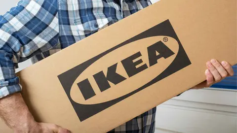 Un cliente con un producto de Ikea