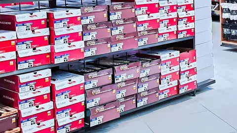 Supermercado con cajas de zapatillas Skechers