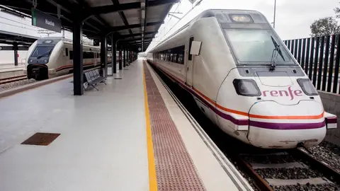 Imagen de archivo de un tren en la estaci&oacute;n de Huelva