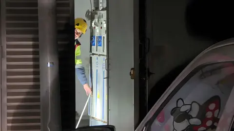 Operario trabajando en el apag&oacute;n en las barriadas de La Granja y San Jos&eacute; Obrero en Jerez