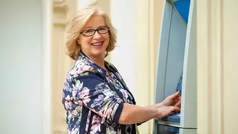 Una pensionista cobrando su pensi&oacute;n en una entidad bancaria