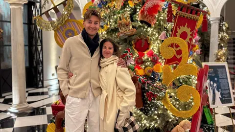 El piloto brit&aacute;nico de F1, George Russell, junto a su novia en Jerez