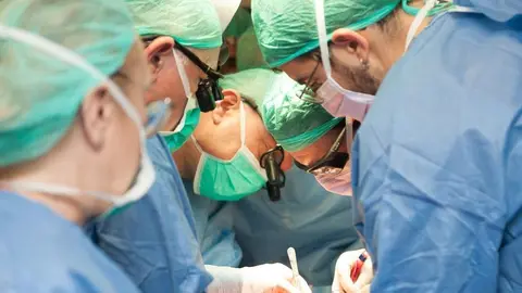 Operaci&oacute;n en un quir&oacute;fano de Andaluc&iacute;a