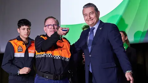 Antonio Sanz entrega la Medalla de Oro a Leopoldo Garc&iacute;a Fadrique | Salvador L&oacute;pez Medina