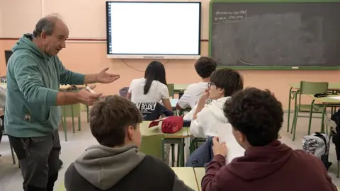 Un profesor dando clases en un centro educativo