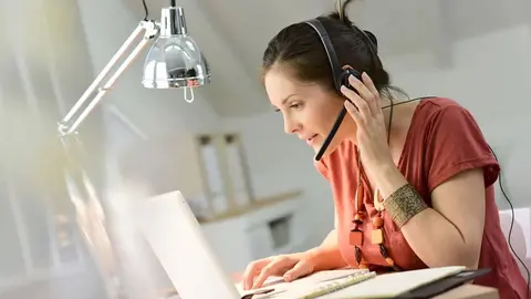 Una mujer teletrabajando