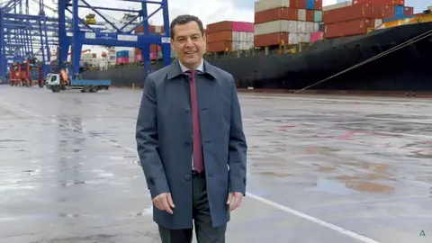 Juanma Moreno ha dirigido su mensaje desde el puerto de Algeciras