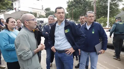 El presidente de la Junta de Andaluc&iacute;a, Juanma Moreno, y el consejero de Presidencia, Antonio Sanz, en su visita en noviembre al municipio de Benagarmosa (M&aacute;laga) tras los da&ntilde;os de la DANA