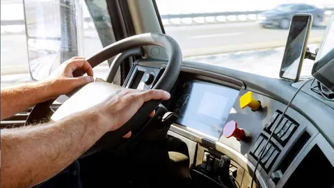 El conductor de un cami&oacute;n en una foto de archivo