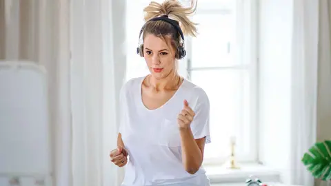 Una mujer haciendo deporte en casa con el set de Lidl