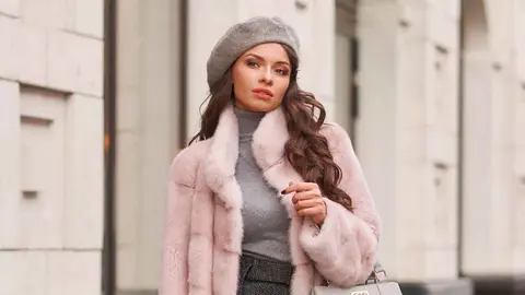 Una mujer a la moda con ropa de Stradivarius