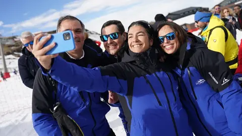 Juanma Moreno, durante su visita a la estaci&oacute;n de Sierra Nevada