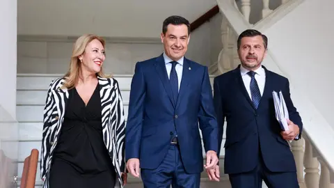 Juanma Moreno, junto a Carolina Espa&ntilde;a y Toni Mart&iacute;n