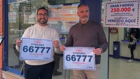 Jorge Garc&iacute;a y 'Arzu' posan ante su administraci&oacute;n de loter&iacute;a de Montequinto