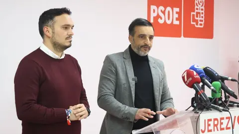 Jes&uacute;s Alba y Jos&eacute; Antonio D&iacute;az en la rueda de prensa del PSOE de Jerez | Cristo Garc&iacute;a
