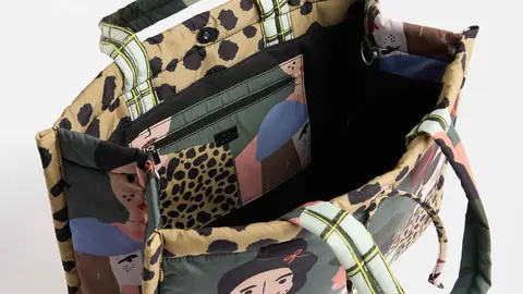 Bolso de hombro estilo shopper con cierre imantado y estampados de Parfois