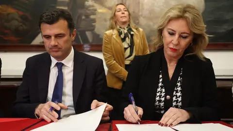 Bruno Garc&iacute;a y Carolina Espa&ntilde;a, durante la firma del acuerdo | Cristo Garc&iacute;a