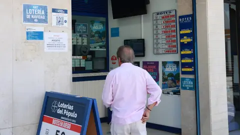 Un hombre entrando a una administraci&oacute;n de Loter&iacute;as