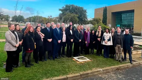 Autoridades en la colocaci&oacute;n simb&oacute;lica de la primera piedra del Museo de las Am&eacute;ricas en Huelva