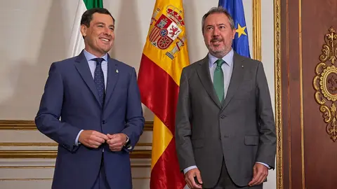 El presidente de la Junta de Andaluc&iacute;a, Juanma Moreno, junto a Juan Espadas | Salvador L&oacute;pez Medina