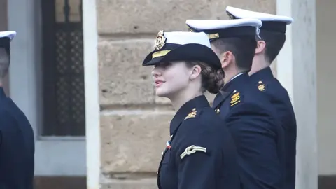 La Princesa Leonor ha sido recibida junto al resto de guardiamarinas en el Ayuntamiento de C&aacute;diz | Cristo Garc&iacute;a