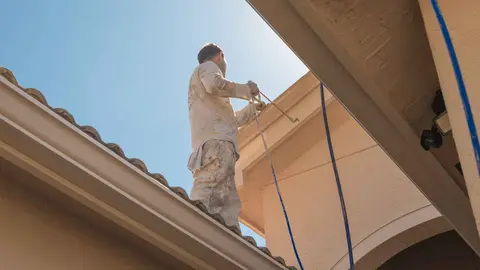 Un pintor en un tejado