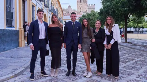 Joaqu&iacute;n S&aacute;nchez junto a toda su familia antes de recibir el t&iacute;tulo de Embajador de Sevilla' | Salvador L&oacute;pez Medina para El MIRA