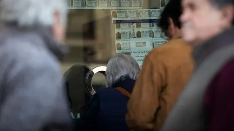 Colas en una administraci&oacute;n de Loter&iacute;as