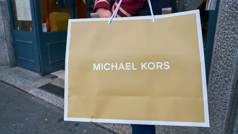 Clienta con bolsa de compra de Michael Kors