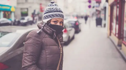 Una mujer con fr&iacute;o en la calle