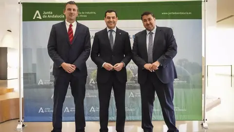 Juanma Moreno (c), junto a Luis Puchades y Joan Batalla, en la presentaci&oacute;n de la Alianza Andaluza del Biog&aacute;s