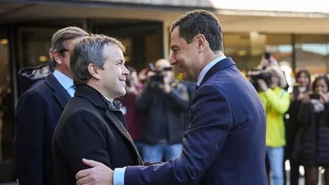 Julio Mill&aacute;n y Juanma Moreno durante la presentaci&oacute;n de la Alianza Andaluza del Biog&aacute;s