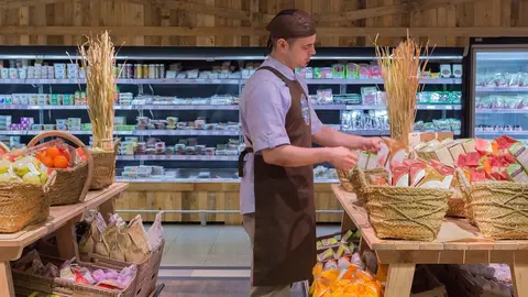 Un trabajador, en un supermercado del Corte Ingl&eacute;s