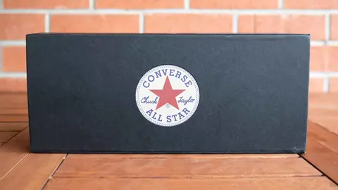 Caja de zapatillas de Converse