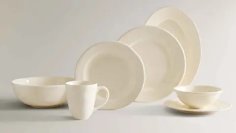 Vajilla de cer&aacute;mica con dise&ntilde;o de puntos de Zara Home
