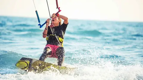 Una joven haciendo kitesurf