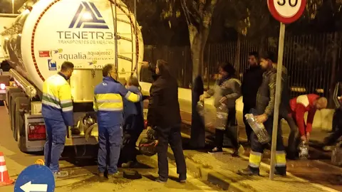 Vecinos de Vallesequillo recogiendo agua
