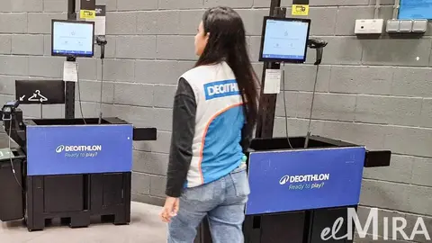 Cajera de Decathlon, en Jerez