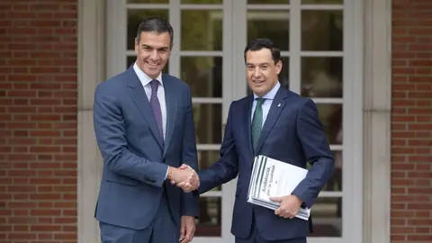 Pedro S&aacute;nchez, junto al presidente de la Junta de Andaluc&iacute;a Juanma Moreno