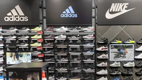 Cabecera de exposici&oacute;n de calzado de moda casual