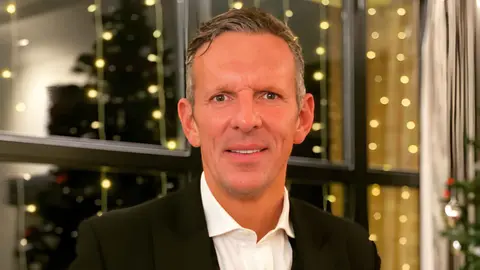 Joaqu&iacute;n Prat posa en el sal&oacute;n de su casa | @joaquinprat