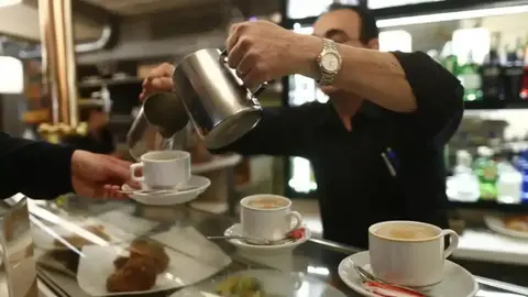 Un camarero sirviendo un caf&eacute;