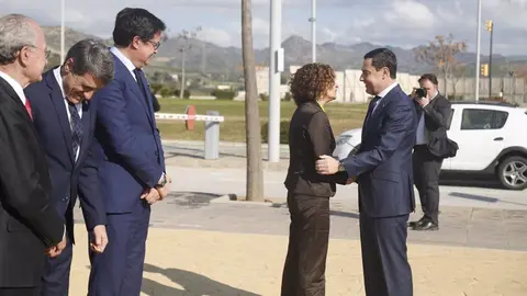 Mar&iacute;a Jes&uacute;s Montero y Juanma Moreno se saludan durante su coincidencia en un acto entre administraciones, este viernes en M&aacute;laga