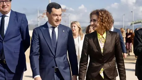Mar&iacute;a Jes&uacute;s Montero, junto al presidente de la Junta de Andaluc&iacute;a, Juanma Moreno