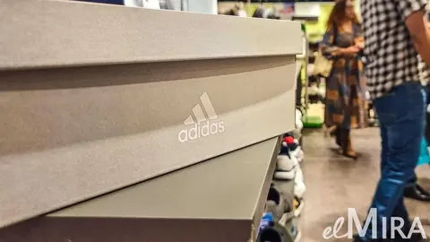 Caja de zapatillas de Adidas